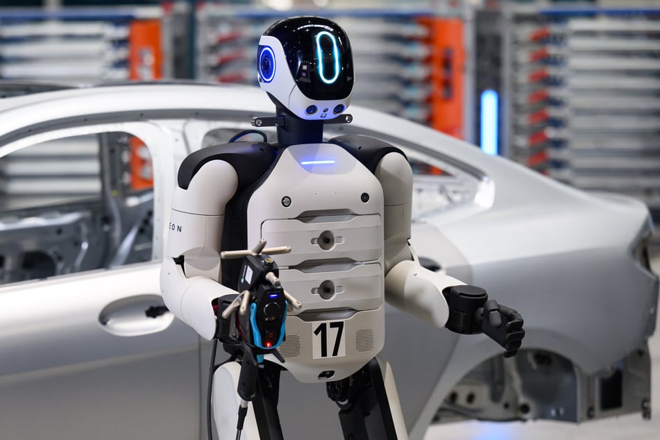 Der humanoide Roboter AEON kontrolliert im BMW-Werk in Leipzig die Karosserie eines Fahrzeuges.