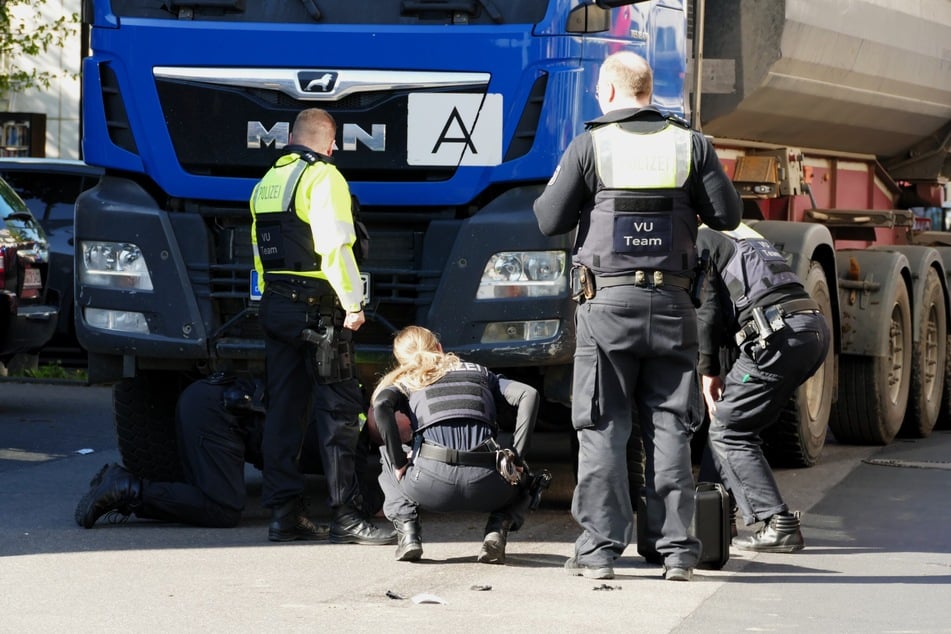 Die 66-jährige Fußgängerin verstarb nach dem Zusammenprall mit dem Lkw noch am Unfallort.