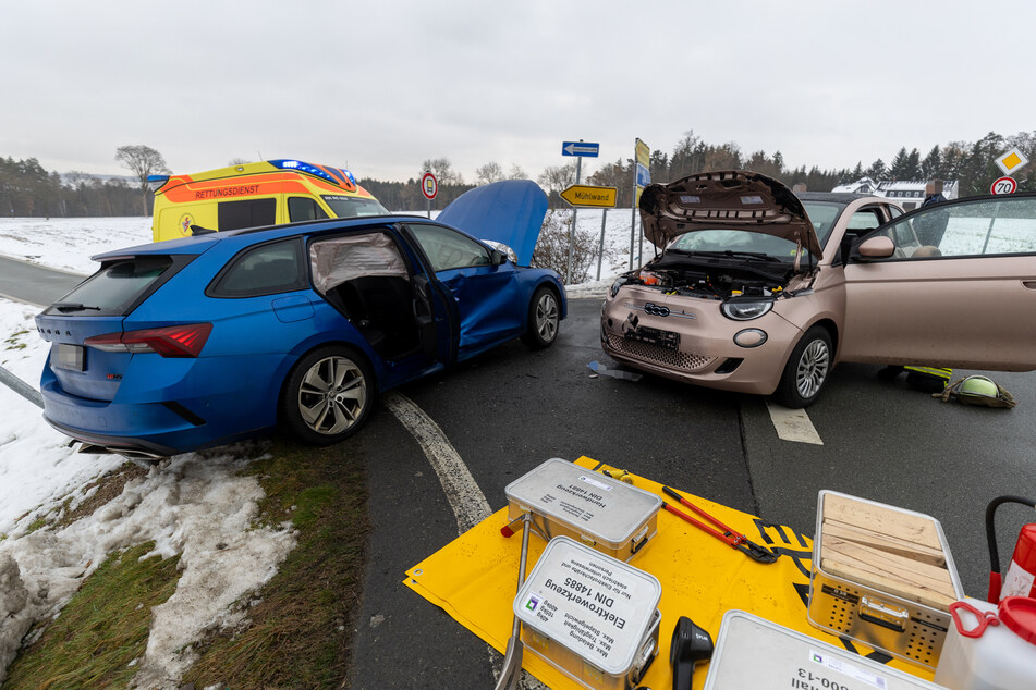 Im Vogtland krachten am Mittwoch zwei Autos auf einer Landstraße zusammen. Der Akku des Elektro-Fiats (rechts) musste von der Feuerwehr lange überwacht werden.