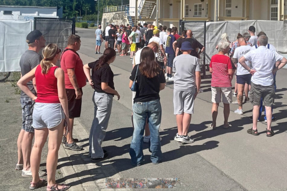 In der prallen Sonne stellten sich am Dienstagnachmittag zahlreiche Fans des 1. FC Lokomotive Leipzig an, um PUMA-Klamotten zu ergattern.