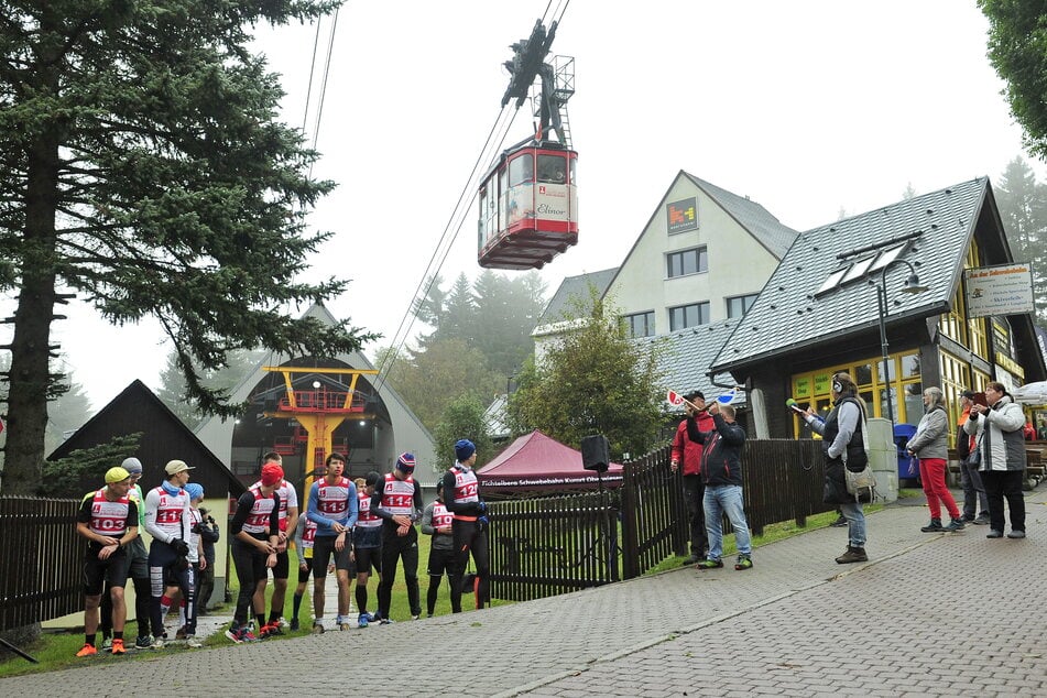 14 Läufer stellten sich der Herausforderung, schneller als Schwebebahn "Elinor" (100) auf den Fichtelberg zu laufen.