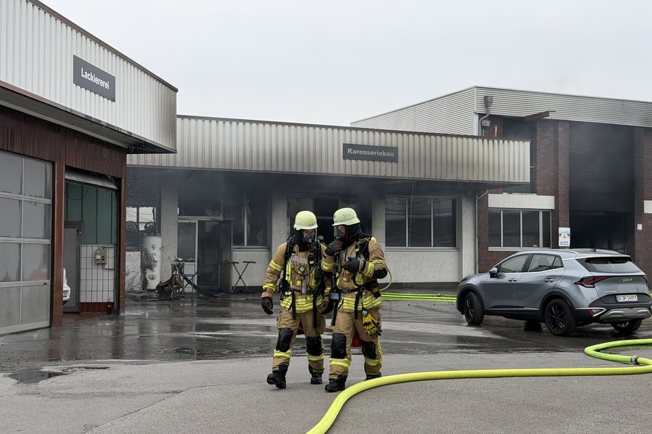 Rauchschwade über Gewerbegebiet: Feuerwehr muss Brand in Werkstatt unter Kontrolle bringen