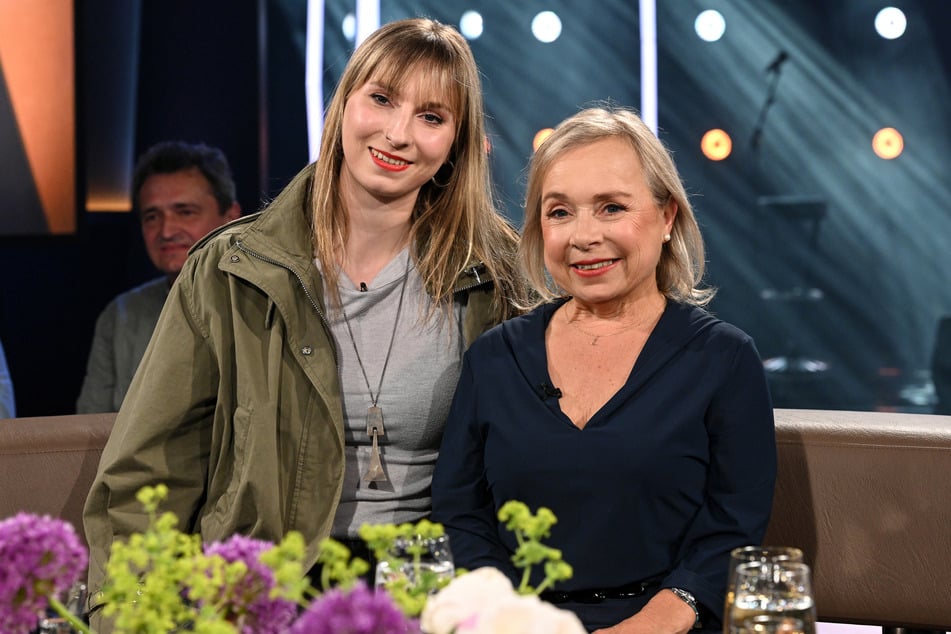 Schauspielerin ChrisTine Urspruch (55) war gemeinsam mit ihrer Tochter Lilo (21) in der "NDR Talk Show" zu Gast.