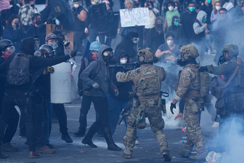 Die Proteste und Ausschreitungen in Illinois hat man im Griff, behauptet der Gouverneuer von Illinois, ein militärisches Eingreifen sei nicht nötig.