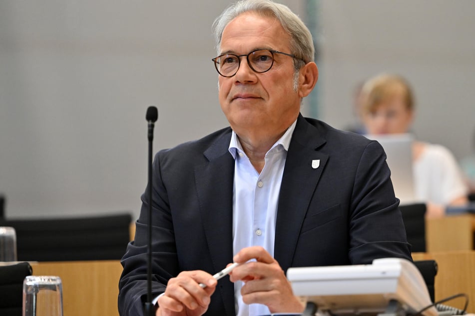 Thüringens Innenminister Georg Maier (59, SPD) wurde von der AfD in die Pflicht genommen, geltendes Recht für den Bundesparteitag der Alternative für Deutschland zu gewährleisten.