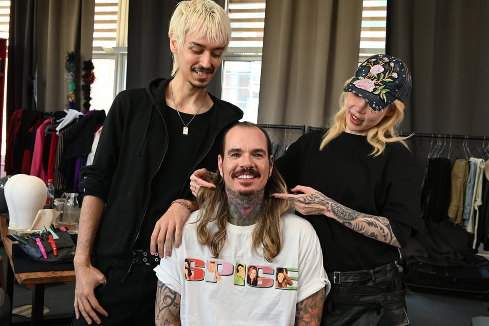 Jill (45) bekommt eine neue Frisur.