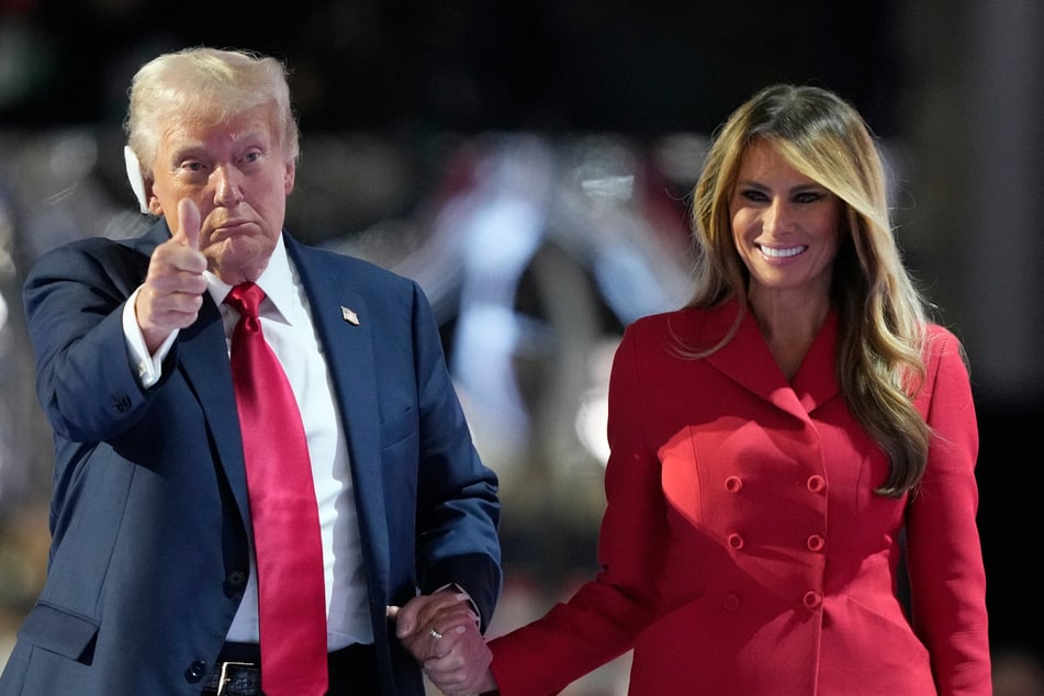 Der republikanische Präsidentschaftskandidat Donald Trump (78) zeigt sich wenige Tage nach dem Attentat mit Gattin Melania Trump (54) bei der Republican National Convention.