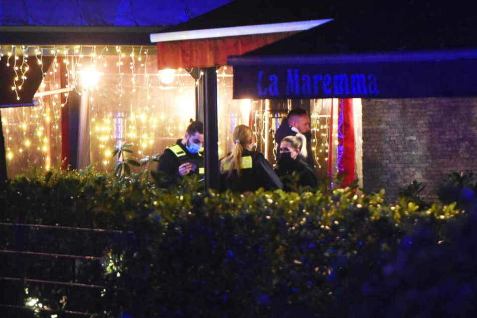 Polizisten stehen am Eingang des Nobelrestaurants "La Maremma", in dem es zuvor zu einer Schlägerei gekommen ist.