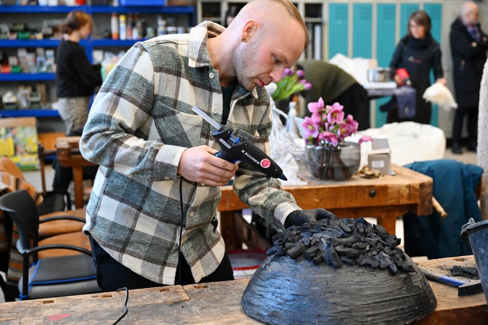 Andere grillen mit Holzkohle - Markus Lehmann (34) umwandet eine Schale damit.