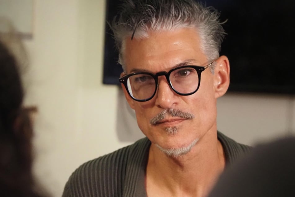 Inmitten seines Statements konnte sich Chris Töpperwien eine zweite Stil-Kritik an der Ex-Frau von Christian Ulmen (50) nicht verkneifen.