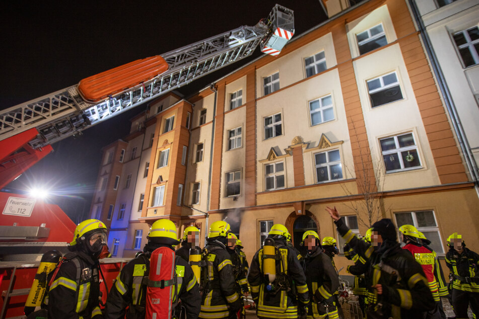 Der Brand brach in einer Wohnung eines Mehrfamilienhauses in der Bergstraße aus. Die Feuerwehr rettete sieben Personen.