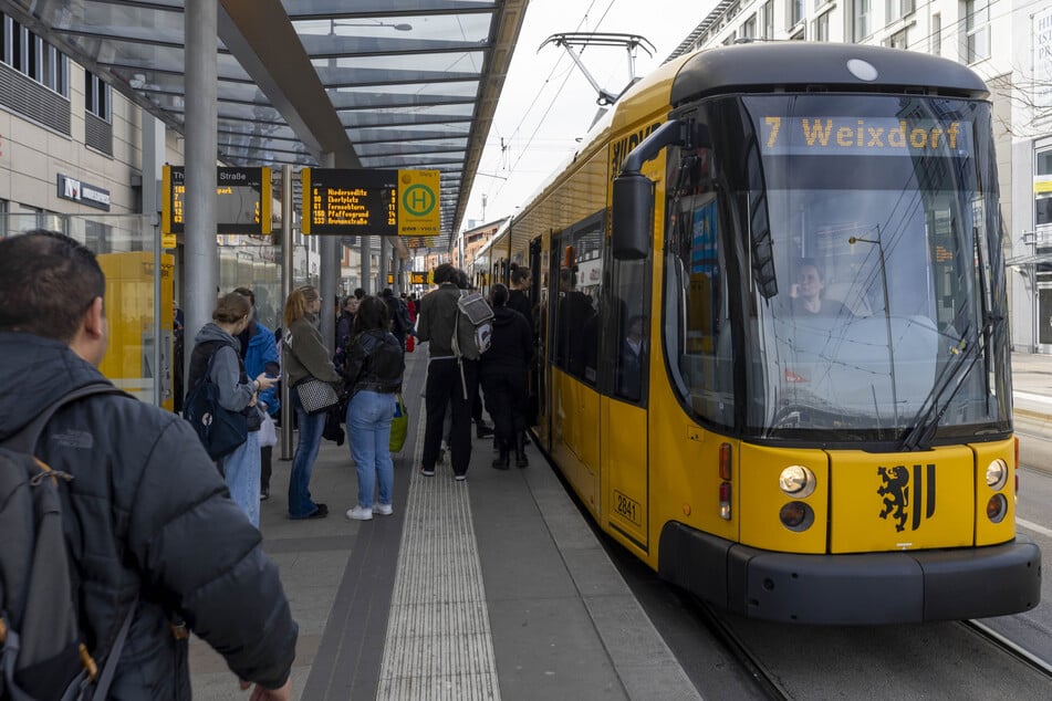 Mann bedroht Fahrgäste in Straßenbahn mit Fingerpistole: Wer hat etwas gesehen?