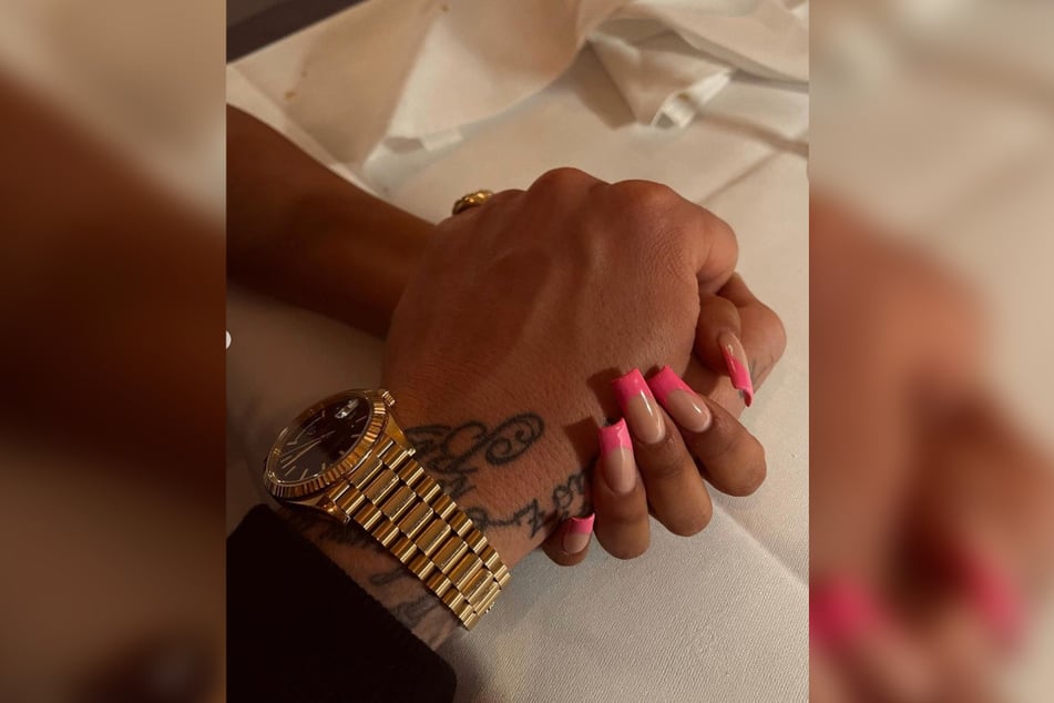Ungewohnt weich: Bonez MC zeigt sich Händchen haltend auf Instagram.