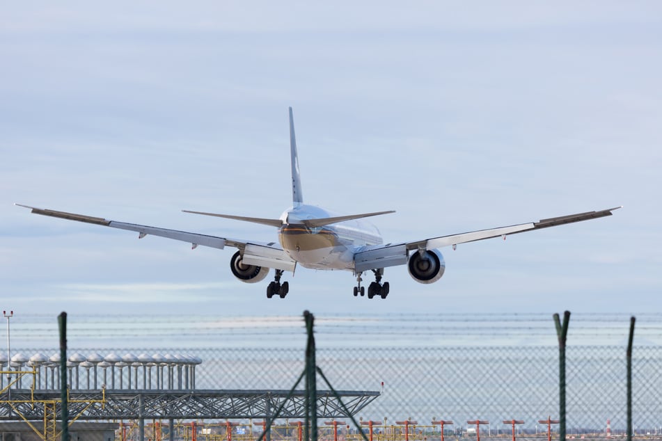 Die betrunkene 41-Jährige hatte im Flugzeug Crewmitglieder angegriffen. Die Maschine landete daraufhin kurzerhand in Köln. (Symbolbild)