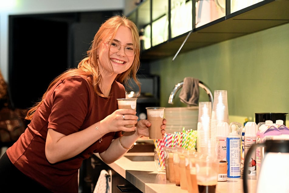 Maunee Kühne präsentiert stolz die Pumpkin-Spice-Latte-Bar des Abends.