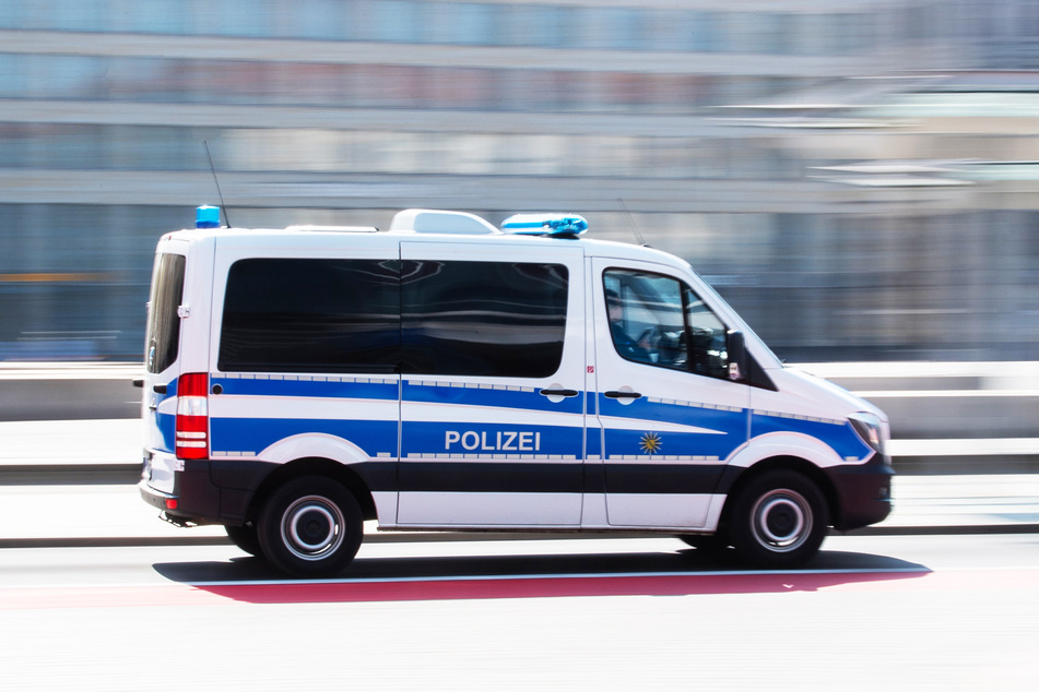 Ein Polizeiauto fährt zu einem Einsatz. (Symbolbild)