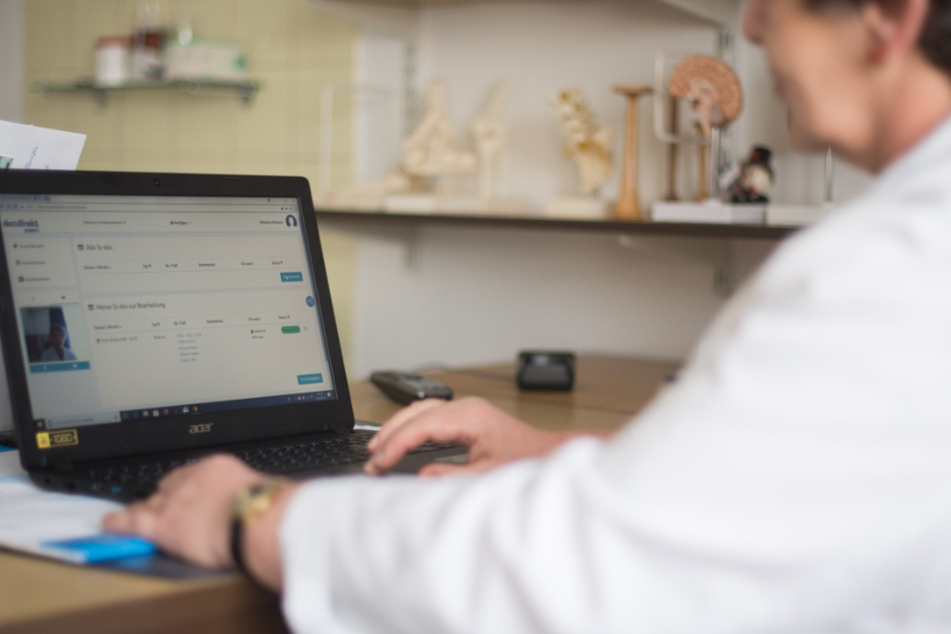 Ärzte betreuen ihre Patienten teilweise über ein Online-Angebot. (Symbolbild)