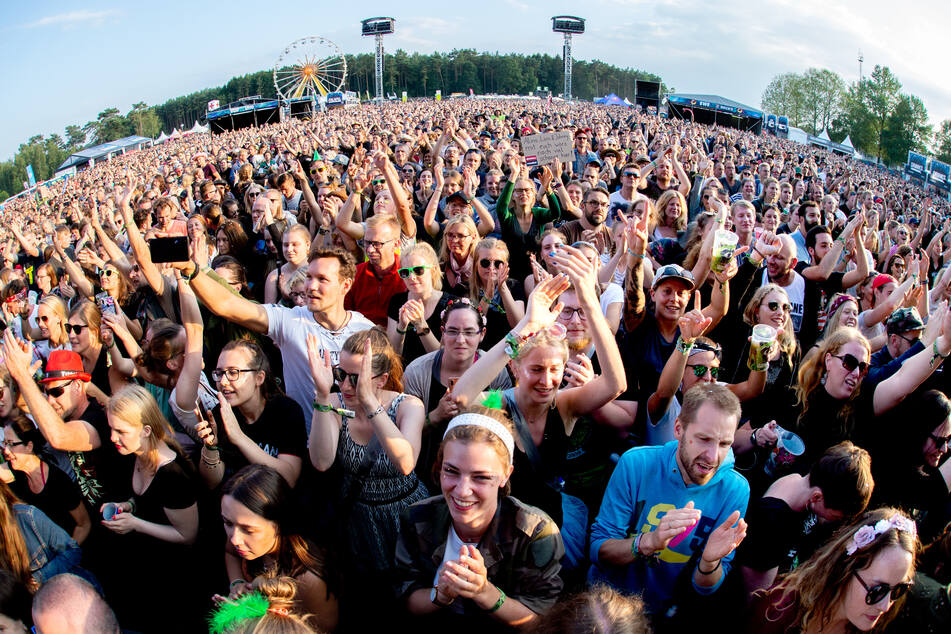 Festivalbesucher hören sich auf dem Hurricane ein Konzert an - das Festival soll erst 2022 wieder stattfinden.