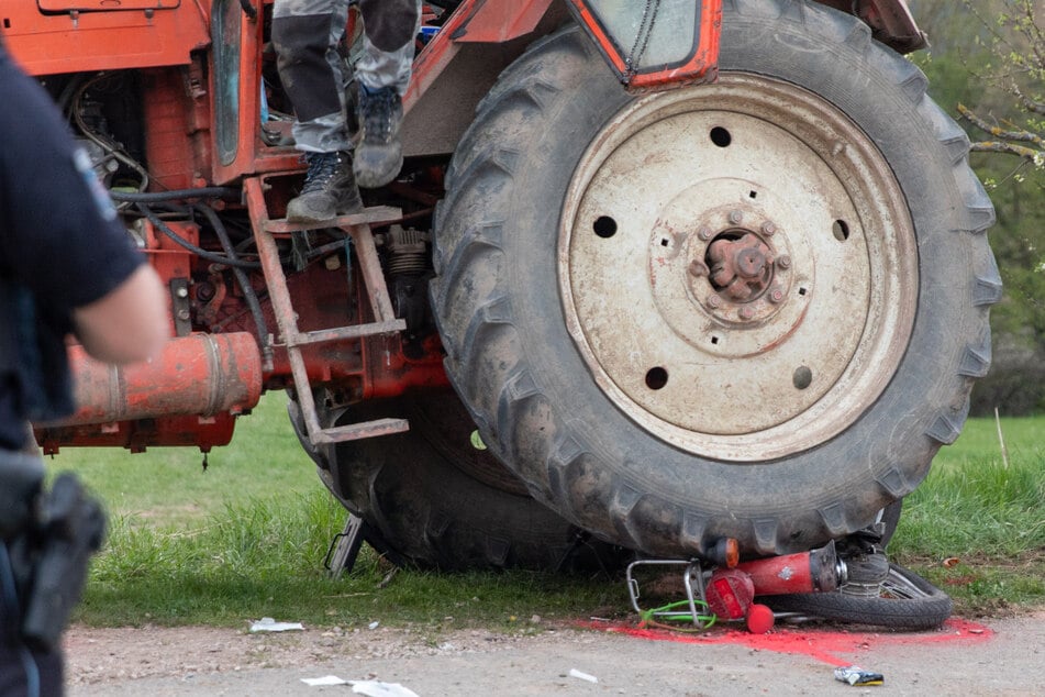 Traktor überrollt Simson: Luftrettung im Einsatz
