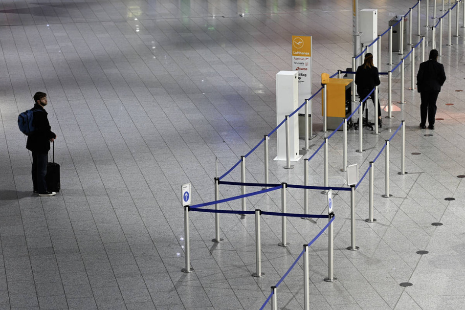 Die Abflughalle B im Terminal 1 des Frankfurter Flughafens ist wegen des Warnstreiks nahezu leer.