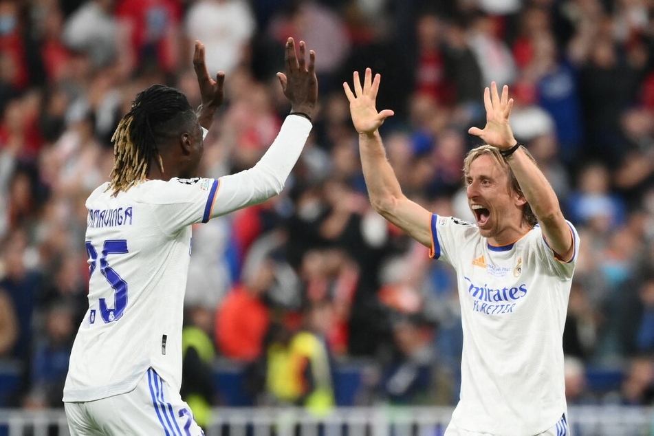Luka Modric (r.) und Eduardo Camavinga freuen sich über den CL-Triumph.