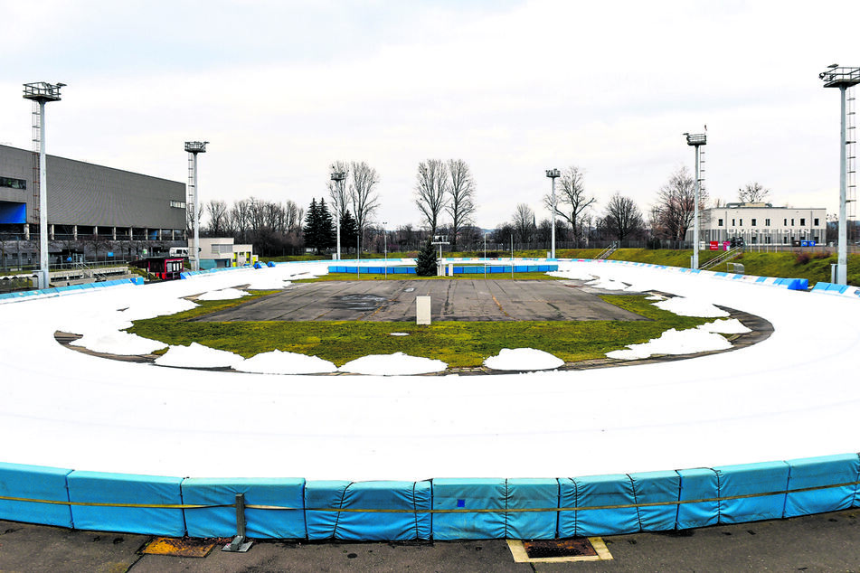 Wie soll sich hier jemand mit Corona anstecken, fragen sich viele Eissportler. Die Schließung hat aber noch andere Gründe.