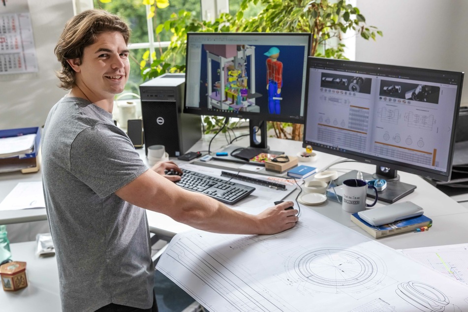 Konstrukteur Herr Schirmer (27) an seinem Arbeitsplatz.