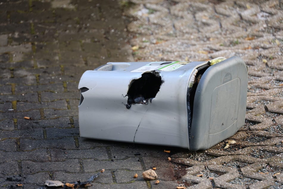Ein Mülleimer geriet in einer Wohnung in Brand.