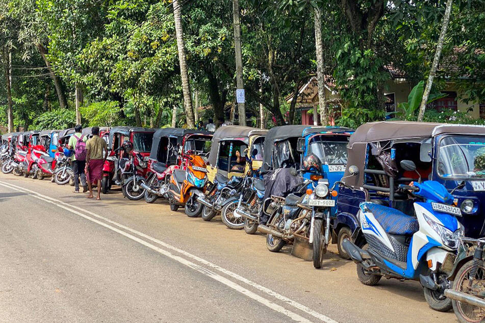 Tausende Menschen in Sri Lanka warten darauf, tanken zu können. Zwölf sind dabei bereits gestorben.
