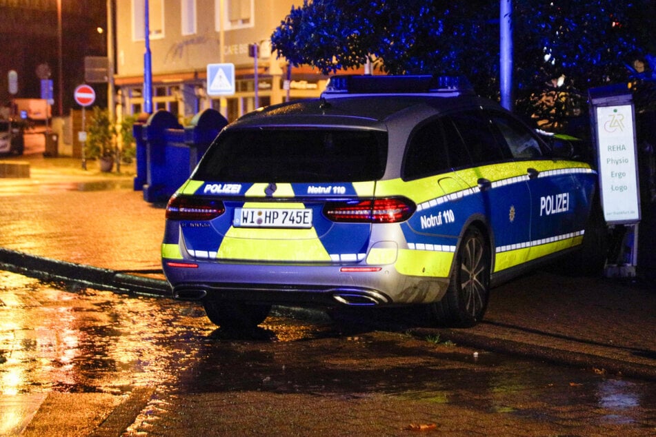 Streifenwagen kracht gegen Verteilerkasten: Polizisten bei Einsatzfahrt verletzt