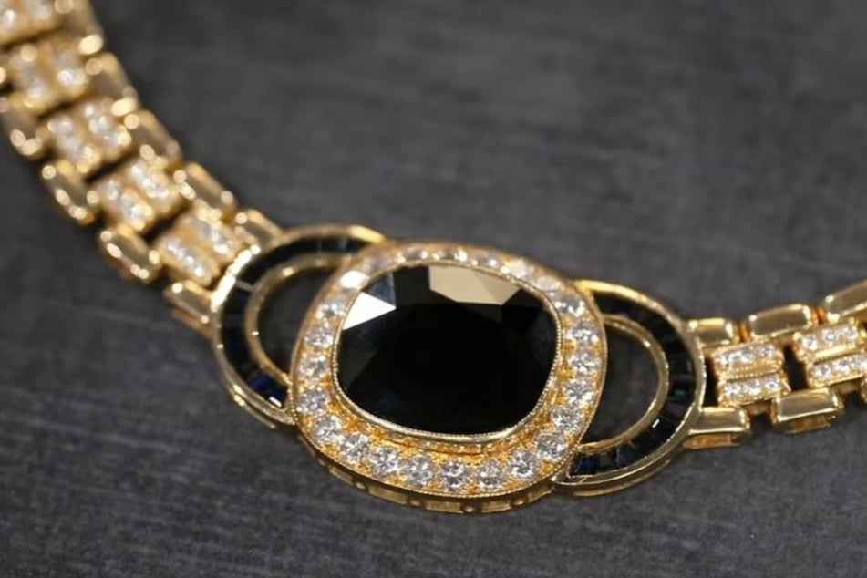 Das Diamanten-Collier überzeugt mit vielen kleinen Diamanten und einem großen Saphir in der Mitte. Schätzpreis: bis zu 10.000 Euro.