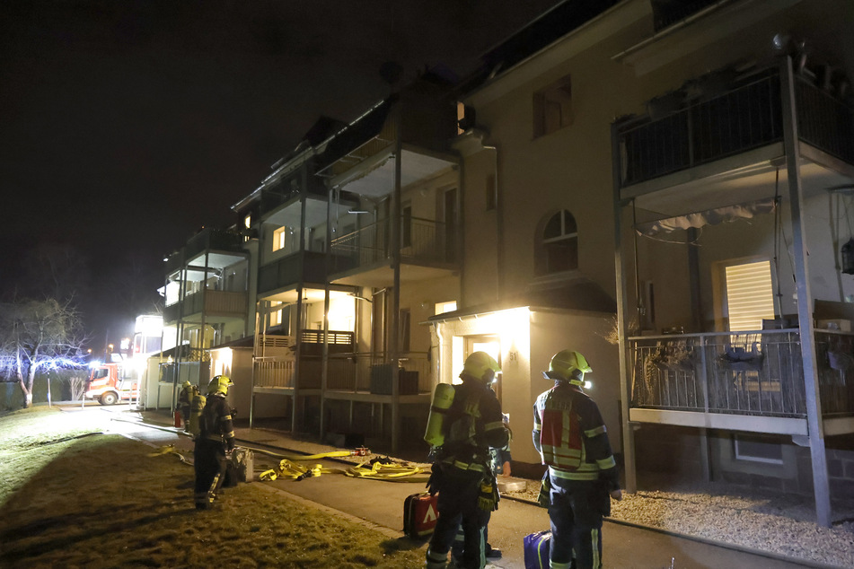 Die Feuerwehr rückte am Donnerstagabend zu einem Mehrfamilienhaus in Chemnitz-Rabenstein aus. Im Treppenhaus brannte ein Kinderwagen.