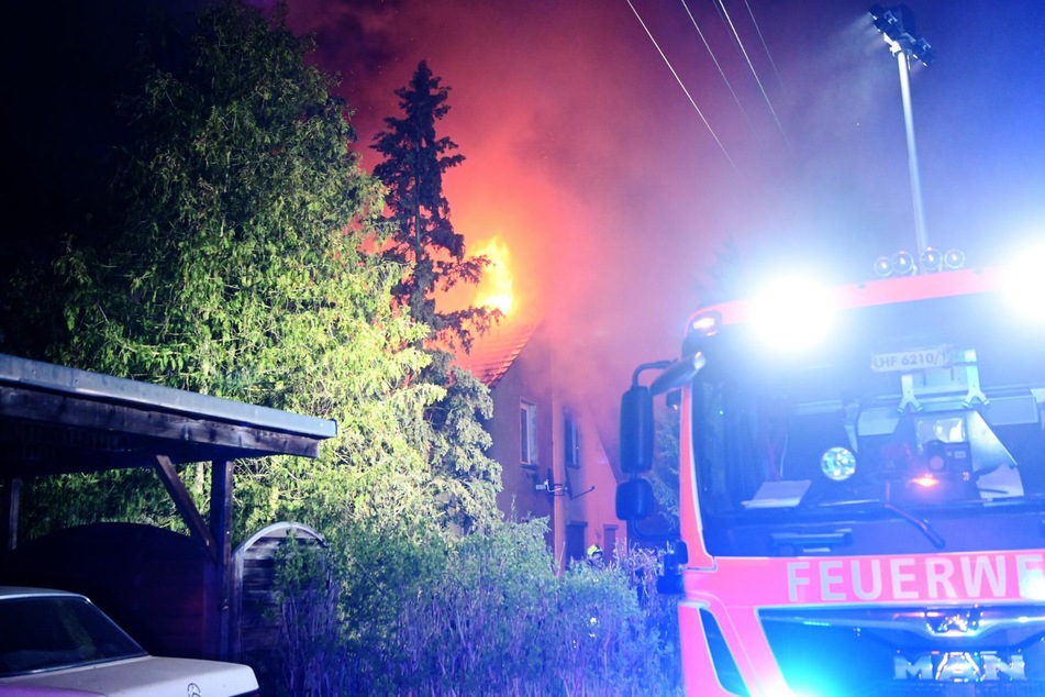 Berlin: Großeinsatz der Feuerwehr: Doppelhaus-Hälfte in Mahlsdorf brennt lichterloh