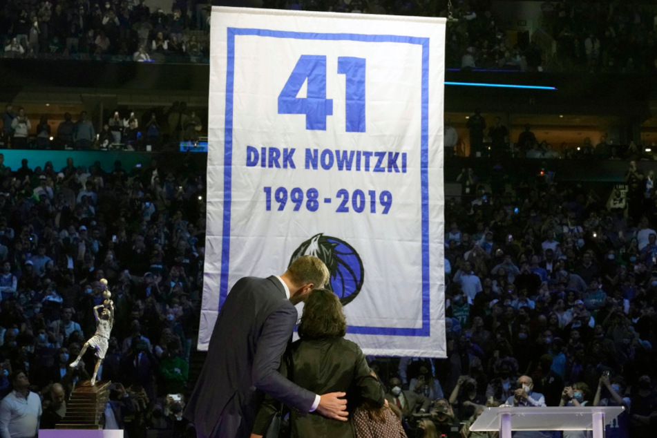 Anfang Januar dieses Jahres verabschiedete sich Dirk Nowitzki von der großen Basketball-Bühne. Die Mavericks zogen daraufhin das Trikot des Würzburgers unters Hallendach.