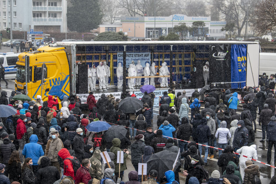 Eine Gruppe mit dem Namen "Chemnitz steht auf" hatte zu der Demo am Karl-Marx-Monument gegen die aktuelle Corona Maßnahmen aufgerufen.