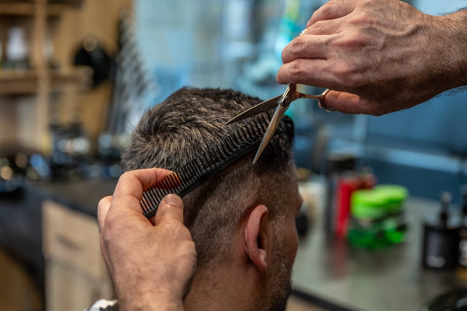 Sogenannte Barbershops schießen wie Pilze aus dem Boden - laut Handwerkskammer kommt es hier häufig zu Schwarzarbeit.