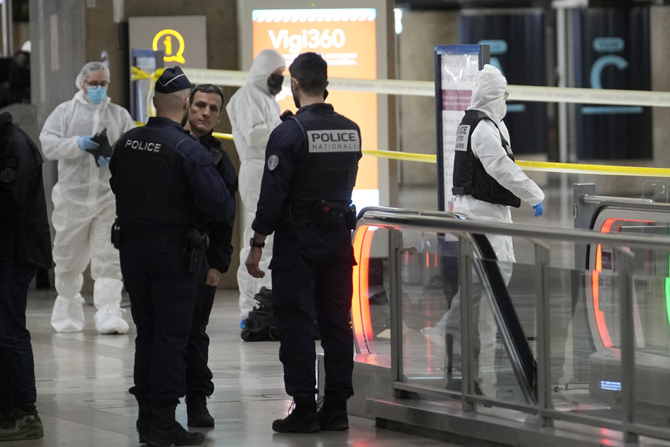 Der Angreifer ging in einer Wartehalle des Bahnhofs Gare de Lyon in Paris auf drei Menschen los.