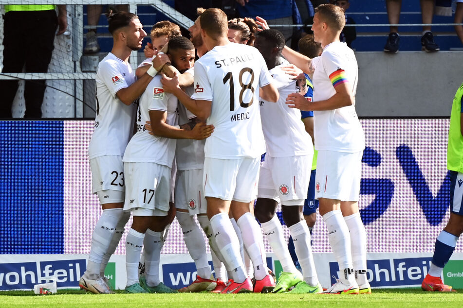 Die Kiezkicker jubeln über das 3:0 von Daniel-Kofi Kyereh (3.v.l.). Danach war die umkämpfte Partie so gut wie entschieden.
