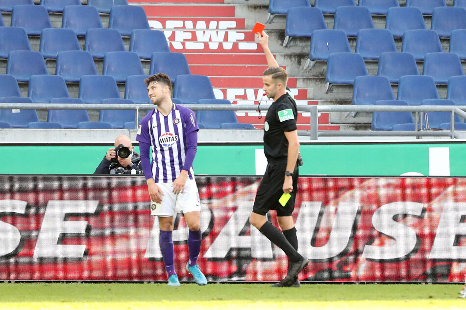 Schiedsrichter Michael Bacher (r.) zeigte Tom Baumgart in Hannover die Gelb-Rote Karte und bescherte dem Auer damit eine längere Pause.