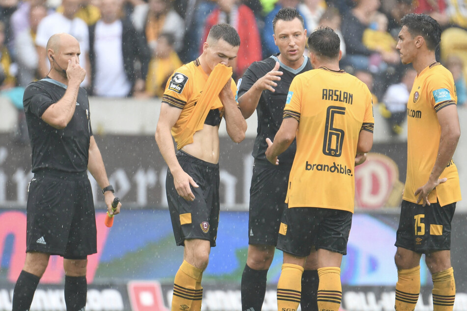 Nicht jeder Dresdner Treffer zählte. Dynamo-Torschütze Ahmet Arslan (Mitte) versucht vergebens mit Schiedsrichter Sven Jablonski zu diskutieren.