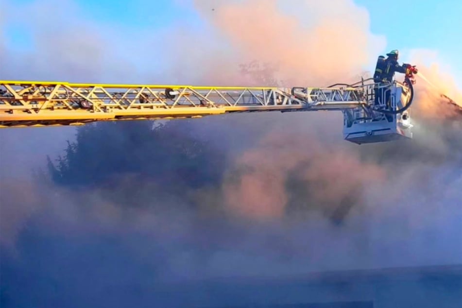 Das Haus war in dichten Rauch gehüllt, als die Feuerwehrleute eintrafen.