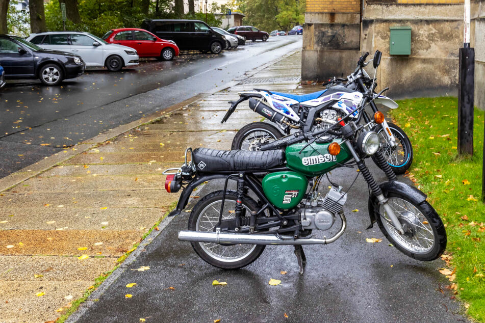 Vor dem Gymnasium in Annaberg-Buchholz werden Mopeds geduldet - wie an vielen Stellen in der Stadt.