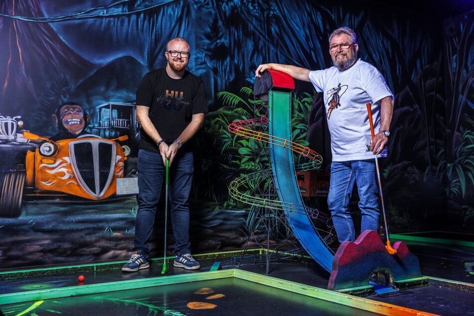 Benjamin Venter (l.) und Torsten Meisel laden Mitarbeiter zum "Gastro Cup" bei Blackluxx ein.