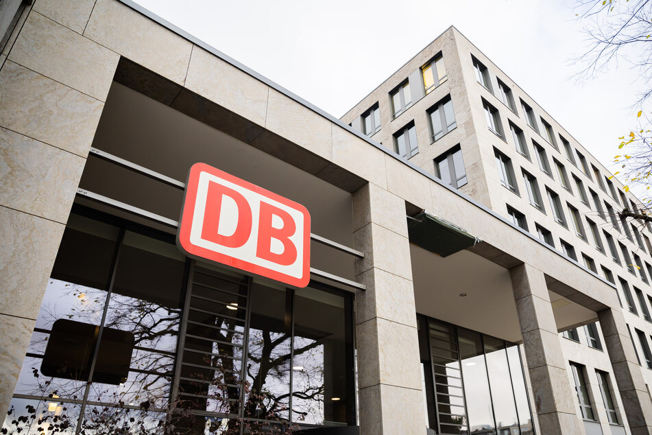 Der Deutschen Bahn wird vorgeworfen, in einer älteren Version der DB-App und auf bahn.de die Flixtrain-Verbindungen nur lückenhaft unter der damaligen Filteroption "Schnelle Verbindungen bevorzugen" aufgeführt zu haben.