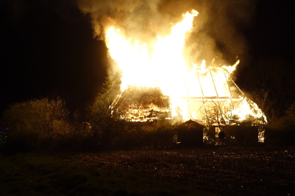 Der Dachstuhl des Hauses brannte innerhalb kürzester Zeit lichterloh.