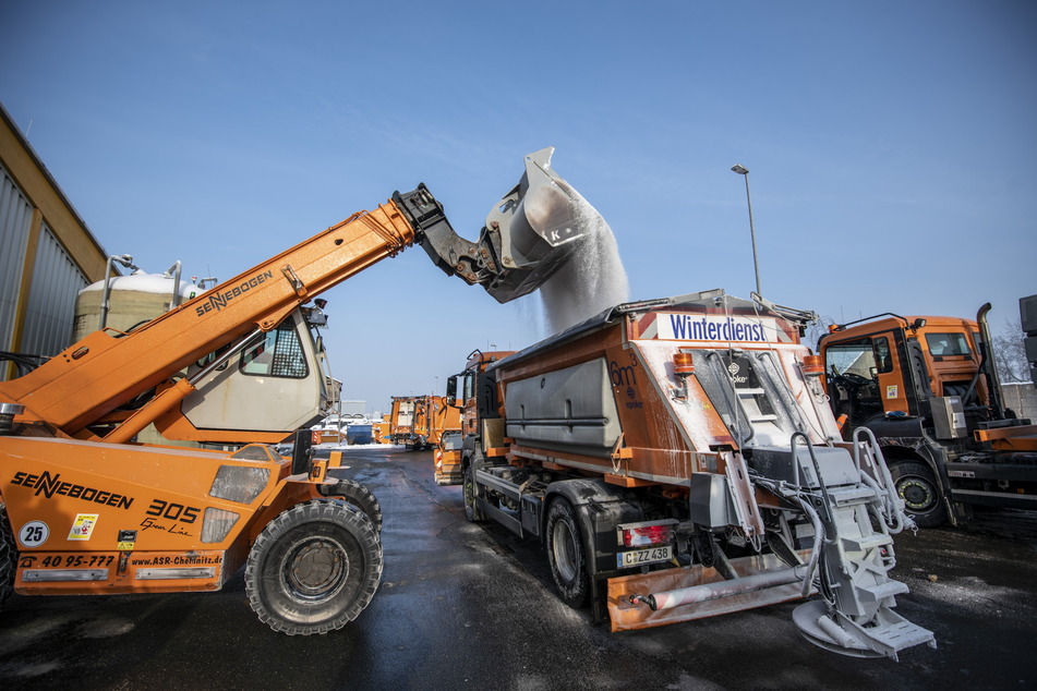 Das Streusalz für den Winterdienst gibt's mit dem extragroßen Löffel.