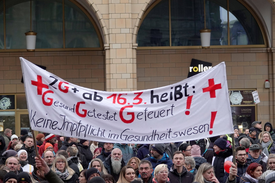 Auf einer "Querdenker"-Demo in Chemnitz protestierten Teilnehmer gegen die geplante Impfpflicht im Gesundheitswesen.