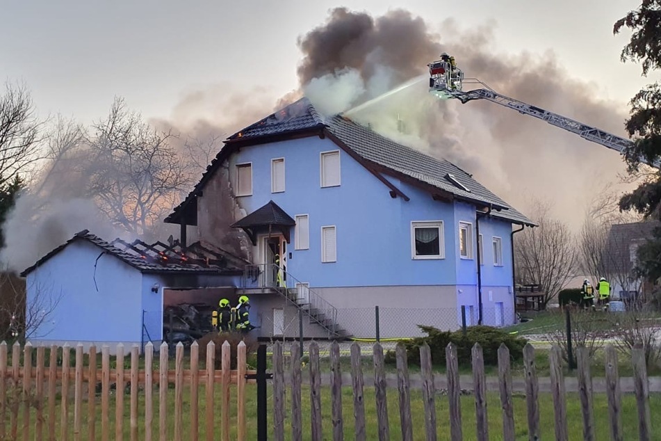 Mehrere Feuerwehren waren mit den Löscharbeiten beschäftigt.