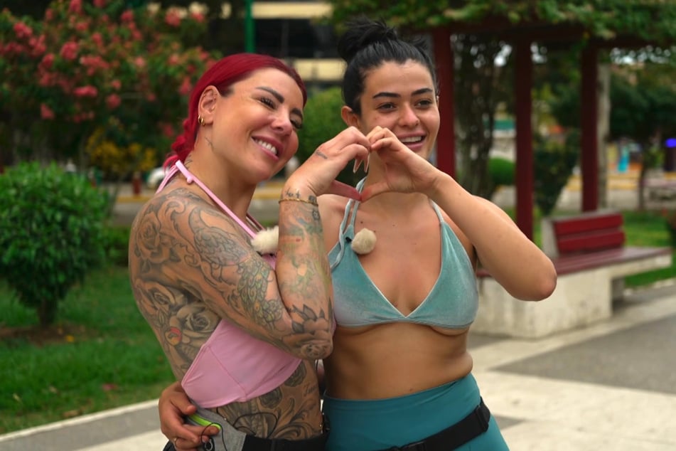 Kate Merlan (38, l.) und Elsa Latifaj (20) haben die dritte Staffel "Reality Backpackers" gewonnen.