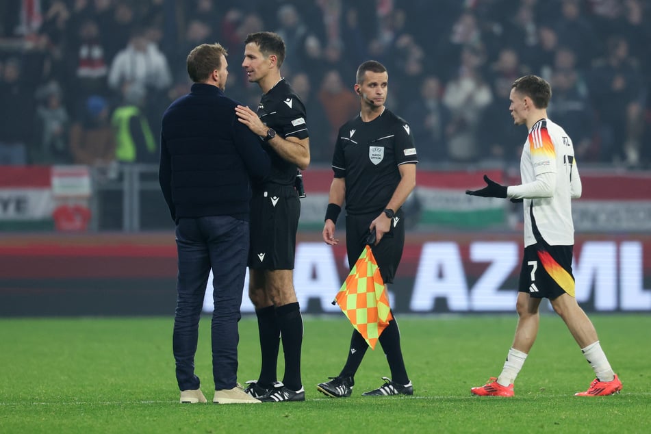 Redebedarf mit dem Schiedsrichter. Julian Nagelsmann (37, l.) verstand die Welt nicht mehr.